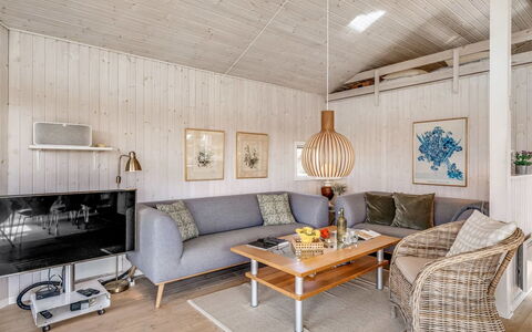 Ferdine - 1.5Km from the Sea: Diseño De Interiores, Piso, Madera, Mueble, Techo, Suelo, Sofá, Sala, Lámpara, Encendiendo