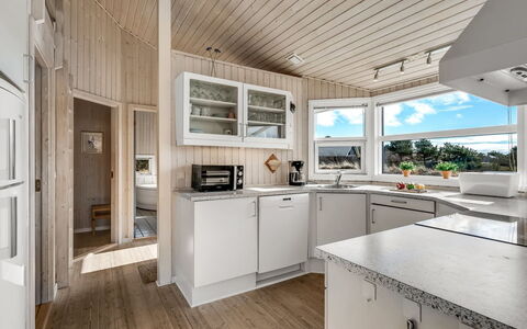 Ferdine - 1.5Km from the Sea: Madera, Techo, Diseño De Interiores, Casa, Madera Dura, Manchas De Madera, Lámpara, Mostrador, Cocina, Diseño