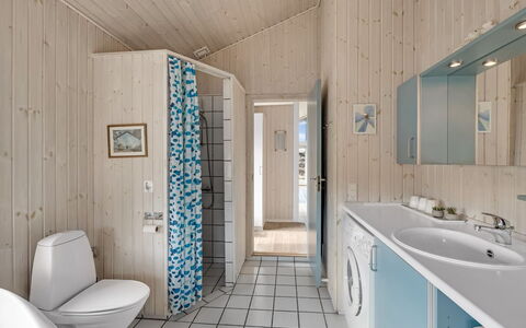 Ferdine - 1.5Km from the Sea: Piso, Arreglo De Tubería, Suelo, Madera, Diseño De Interiores, Lavabo, Techo, Grifo, Baño, Plomería