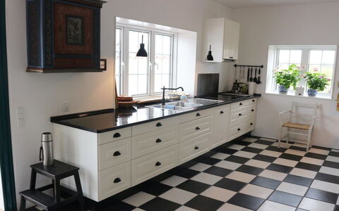 Fridoline - 150M from the Sea: Piso, Cocina, Madera, Gabinetes, Suelo, Mostrador, Diseño De Interiores, Cajón, Aparato De Cocina, Alacena