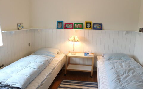 Fridoline - 150M from the Sea: Cama, Habitación, Mueble, Lecho, Sábana, Diseño De Interiores, Madera, Suelo, Linos, Textil