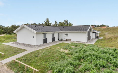 Alli - 800M from the Sea: Madera, Casa, Cabaña, Casa, Techo, Área Rural, Vía Muerta, Cuarto De Troncos, Edificios Del Jardín, Madera Dura