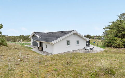 Alli - 800M from the Sea: Madera, Casa, Cabaña, Casa, Techo, Área Rural, Vía Muerta, Cuarto De Troncos, Edificios Del Jardín, Madera Dura