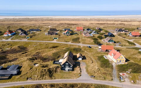 Sten - 100M from the Sea: Arbusto, Diseño Urbano, Cobertura Del Suelo, Ladrillo, Departamento, Inmuebles, Enladrillado, Balcón, Paisajismo