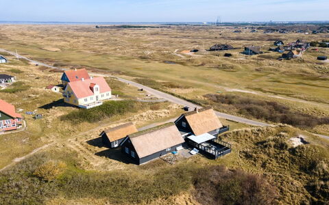 Sten - 100M from the Sea: Arbusto, Diseño Urbano, Cobertura Del Suelo, Ladrillo, Departamento, Inmuebles, Enladrillado, Balcón, Paisajismo