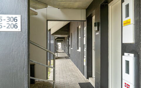Iliane - 100M from the Sea: Arbusto, Diseño Urbano, Cobertura Del Suelo, Ladrillo, Departamento, Inmuebles, Enladrillado, Balcón, Paisajismo