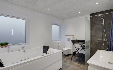 Christiern - 4.5Km from the Sea: Piso, Diseño De Interiores, Techo, Arreglo De Tubería, Suelo, Encendiendo, Baño, Lámpara, Plomería, Habitación