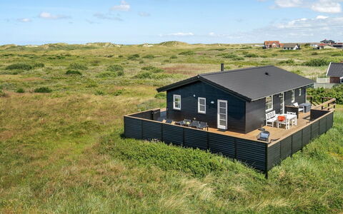Ortwin - 300M from the Sea: Hierba, Casa, Techo, Casa, Cabaña, Arbusto, El Terreno Del Lote, Área Rural, Casa De Campo, Cobertura Del Suelo