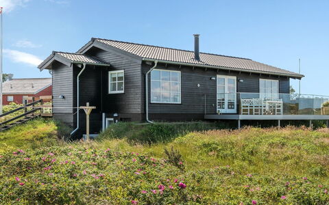 Ortwin - 300M from the Sea: Hierba, Casa, Techo, Casa, Cabaña, Arbusto, El Terreno Del Lote, Área Rural, Casa De Campo, Cobertura Del Suelo
