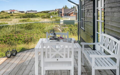 Ortwin - 300M from the Sea: Hierba, Casa, Techo, Casa, Cabaña, Arbusto, El Terreno Del Lote, Área Rural, Casa De Campo, Cobertura Del Suelo