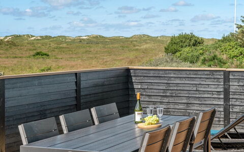 Ortwin - 300M from the Sea: Hierba, Casa, Techo, Casa, Cabaña, Arbusto, El Terreno Del Lote, Área Rural, Casa De Campo, Cobertura Del Suelo