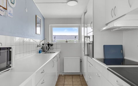 Kita - 500M from the Sea: Cocina, Electrodoméstico, Mostrador, Aparato De Cocina, Piso, Diseño De Interiores, Suelo, Gabinetes, Techo, Lavabo