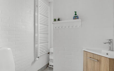Kita - 500M from the Sea: Pared, Piso, Arreglo De Tubería, Suelo, Diseño De Interiores, Baño, Plomería, Habitación, Grifo