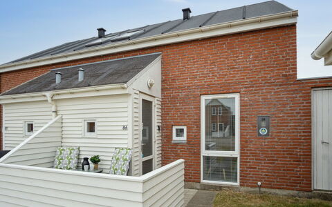 Withulf - 2.3Km from the Sea: Mueble, Diseño De Interiores, Silla, Piso, Mesa, Recurso, Suelo, Techo, Habitación, Eco Hotel