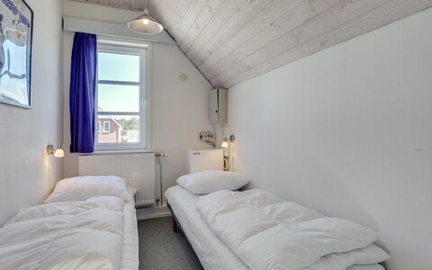 Otto - 2.3Km from the Sea: Habitación, Cama, Puerta, Lecho, Marco De La Cama, Sábana, Dormitorio, La Luz Del Día, Almohada