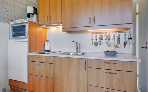 Fraja - 2.3Km from the Sea: Lavabo, Fregadero, Cocina, Gabinetes, Arreglo De Tubería, Madera, Mostrador, Diseño De Interiores, Grifo, Piso