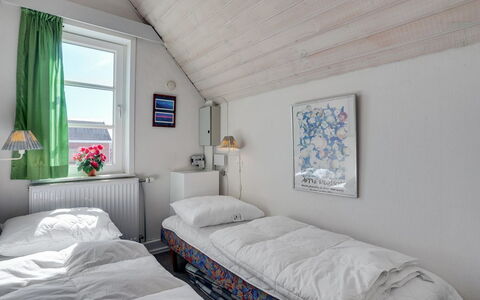 Fraja - 2.3Km from the Sea: Habitación, Casa, Cama, Mueble, Sábana, Lecho, Puerta, Marco De La Cama, Linos, Almohada