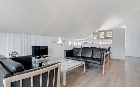 Thera - 2.8Km from the Sea: Piso, Techo, Madera, Diseño De Interiores, Mueble, Suelo, Casa, Habitación, Sala, Sofá