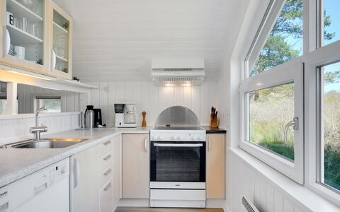 Thera - 2.8Km from the Sea: Madera, Diseño De Interiores, Techo, Cocina, Piso, Mostrador, Aparato De Cocina, Encendiendo, Lámpara, Suelo