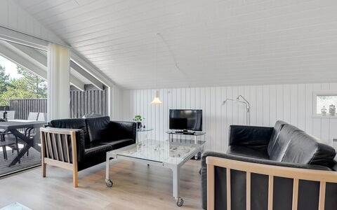 Thera - 2.8Km from the Sea: Madera, Diseño De Interiores, Techo, Piso, Mueble, Suelo, Casa, Sala, Sofá, Habitación