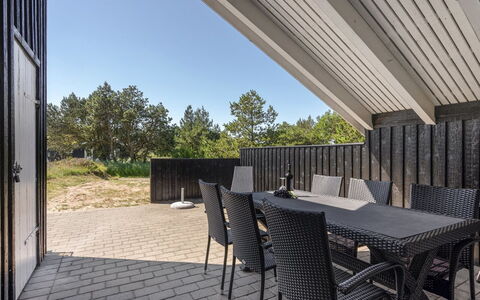 Thera - 2.8Km from the Sea: Madera, Arquitectura, Casa, Material Compuesto, Sombra, Madera Dura, Porche, Tablón, Cubierta, Vía Muerta