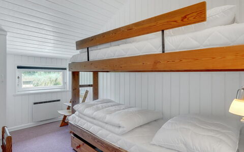 Thera - 2.8Km from the Sea: Cama, Madera, Habitación, Techo, Diseño De Interiores, Suelo, Piso, Litera, Lecho, Sábana