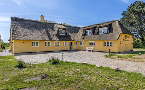 Narvik - 4.5Km from the Sea: Edificio, Casa, Ventana, Casa, Techo, Barrio Residencial, Arbusto, Cabaña, El Terreno Del Lote