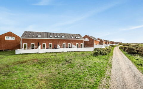 Maarit - 2.3Km from the Sea: Techo, Casa, El Terreno Del Lote, Casa, Cabaña, Inmuebles, Edificios Del Jardín, Sombra, Cuarto De Troncos, Paisajismo
