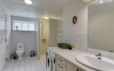 Epiphania - 900M from the Sea: Piso, Suelo, Arreglo De Tubería, Diseño De Interiores, Techo, Lavabo, Grifo, Plomería, Baño, Habitación