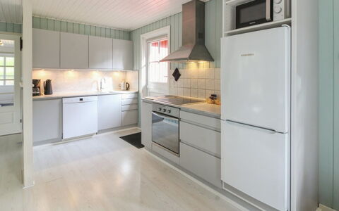 Epiphania - 900M from the Sea: Cocina, Piso, Aparato De Cocina, Madera, Mostrador, Electrodoméstico, Diseño De Interiores, Gabinetes, Suelo, Techo