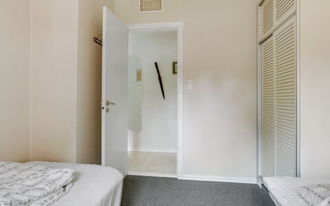 Gwen - 2.7Km from the Sea: Piso, Suelo, Diseño De Interiores, Techo, Habitación, Habitación, Cama, Departamento, Sábana, Linos