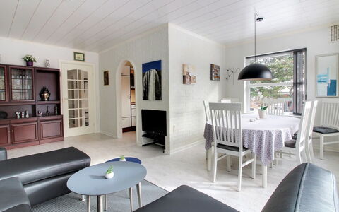 Gwen - 2.7Km from the Sea: Mueble, Diseño De Interiores, Piso, Suelo, Pared, Sofá, Techo, Madera, Sala, Lámpara