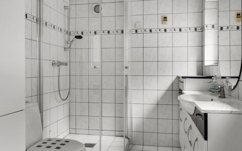 Gwen - 2.7Km from the Sea: Baño, Arreglo De Tubería, Diseño De Interiores, Baño, Piso, Suelo, Plomería, Lavabo, Ducha, Loseta