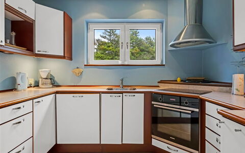 Gwen - 2.7Km from the Sea: Piso, Madera, Cocina, Diseño De Interiores, Gabinetes, Electrodoméstico, Mostrador, Suelo, Aparato De Cocina, Techo