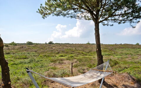 Dorti - 3Km from the Sea: Arbusto, Diseño Urbano, Cobertura Del Suelo, Ladrillo, Departamento, Inmuebles, Enladrillado, Balcón, Paisajismo