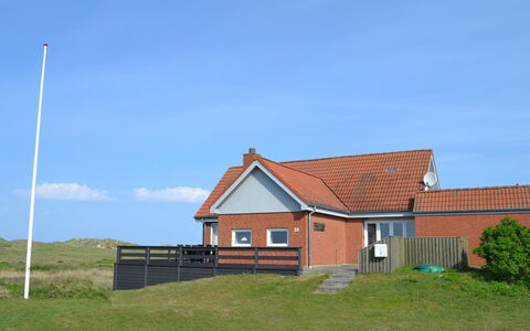 Helfrida - 350M from the Sea: Cielo, Casa, Techo, Casa, Cabaña, Arquitectura, El Terreno Del Lote, Llanura, Área Rural, Casa De Campo