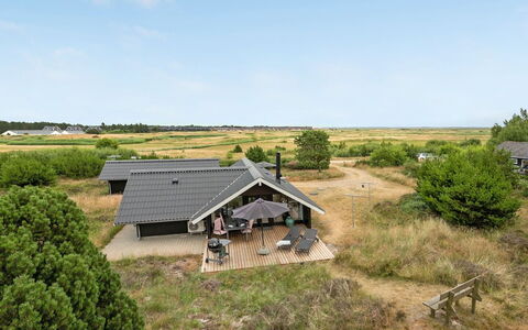 Torbjörn - 1.1Km from the Sea: Hierba, Casa, Techo, Casa, Cabaña, Arbusto, El Terreno Del Lote, Área Rural, Casa De Campo, Cobertura Del Suelo
