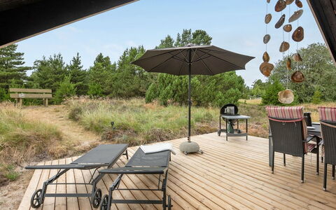 Torbjörn - 1.1Km from the Sea: Hierba, Casa, Techo, Casa, Cabaña, Arbusto, El Terreno Del Lote, Área Rural, Casa De Campo, Cobertura Del Suelo
