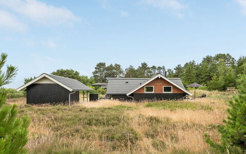 Torbjörn - 1.1Km from the Sea: Hierba, Casa, Techo, Casa, Cabaña, Arbusto, El Terreno Del Lote, Área Rural, Casa De Campo, Cobertura Del Suelo