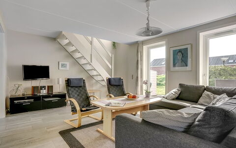 Palni - 2.3Km from the Sea: Diseño De Interiores, Mueble, Piso, Suelo, Madera, Techo, Habitación, Sofá, Sala, Departamento