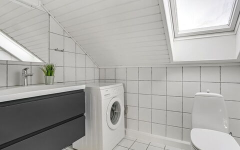 Palni - 2.3Km from the Sea: Piso, Suelo, Arreglo De Tubería, Techo, Diseño De Interiores, Grifo, Lavabo, Plomería, Baño, Loseta