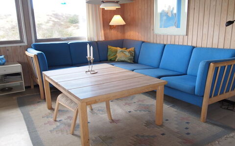 Elsa - 700M from the Sea: Mueble, Madera, Piso, Suelo, Manchas De Madera, Madera Dura, Sala, Barniz, Sofá, Mesa De Café