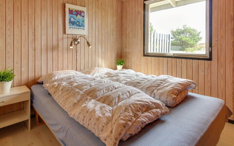 Elsa - 700M from the Sea: Cama, Habitación, Diseño De Interiores, Mueble, Madera, Sábana, Piso, Suelo, Lecho, Techo
