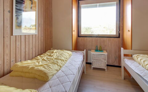 Elsa - 700M from the Sea: Pared, Habitación, Madera, Suelo, Cama, Diseño De Interiores, Piso, Sábana, Lecho, Techo