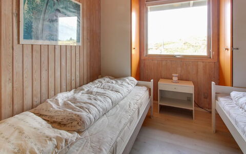 Elsa - 700M from the Sea: Habitación, Pared, Cama, Madera, Suelo, Piso, Sábana, Diseño De Interiores, Lecho, Techo
