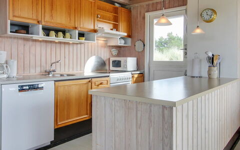 Elsa - 700M from the Sea: Cocina, Mostrador, Mueble, Madera, Piso, Diseño De Interiores, Aparato De Cocina, Gabinetes, Suelo, Encendiendo