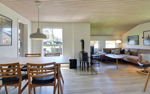 Solborg - 400M from the Sea: Mueble, Diseño De Interiores, Piso, Suelo, Suelos De Madera, Madera, Techo, Lámpara, Mesa, Sala