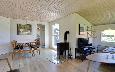 Solborg - 400M from the Sea: Diseño De Interiores, Piso, Madera, Techo, Suelo, Suelos De Madera, Mueble, Habitación, Sala, Casa