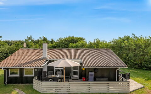 Solborg - 400M from the Sea: Techo, Casa, Casa, Arquitectura, Cabaña, Porche, Inmuebles, Vía Muerta, Sombra, Casa De Campo