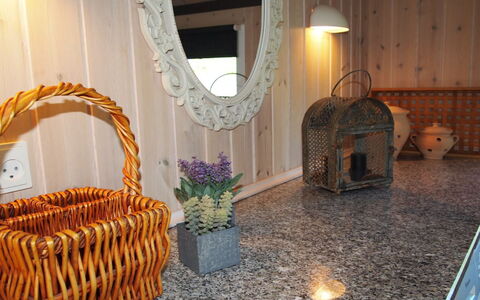 Maureen - 10.5Km from the Sea: Material Natural, Planta De Casa, Maceta, Cesta, Mostrador, Cocina